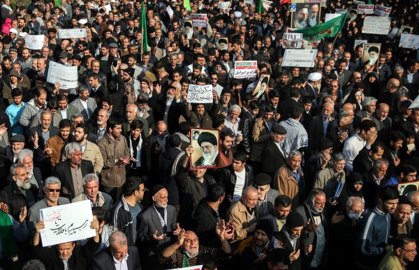 Ιράν: Τρεις αστυνομικοί νεκροί σε συγκρούσεις με διαδηλωτές