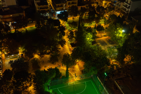 Δήμος Αθηναίων: Νέος φωτισμός στην πλατεία Κουμουνδούρου και το πάρκο «Βασίλης Αυλωνίτης» στη Ριζούπολη