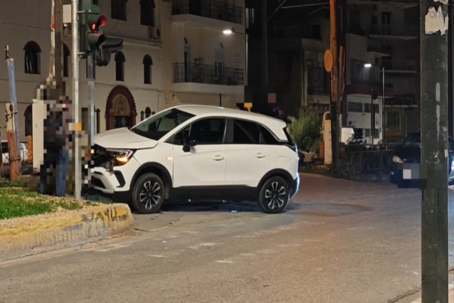 Τροχαίο στις γραμμές του τρένου της Κωνσταντινουπόλεως - Σφοδρή σύγκρουση δυο ΙΧ