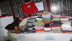 Διανομή ρούχων σε παιδιά από το δήμο Μαλεβιζίου