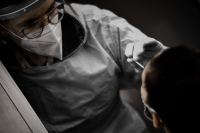 Ποιος θεωρείται στενή επαφή κρούσματος κορονοϊού