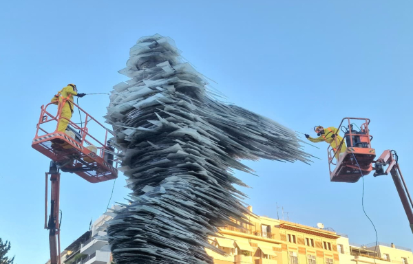 Δήμος Αθηναίων: Καθαρίστηκε το εμβληματικό γλυπτό «Δρομέας»
