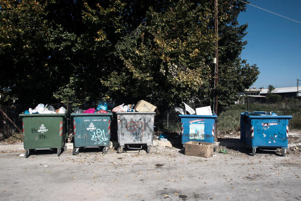 Γαλάτσι: Χειροπέδες σε ηλικιωμένη που πέταξε μικρά γατάκια στα σκουπίδια