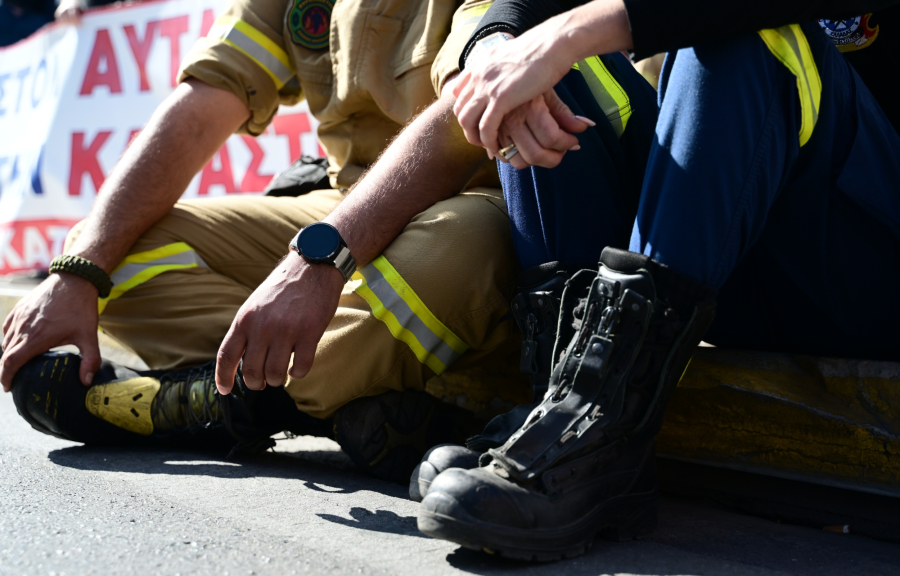 Ξεσπούν οι εποχικοί πυροσβέστες για τα επεισόδια: «Μας πετάνε στον δρόμο, τα ΜΑΤ μας επιτέθηκαν»