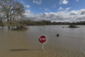 Επικίνδυνη κακοκαιρία πλήττει τη Νότια Γαλλία, κίνδυνος υπερχείλισης ποταμών - Συγκλονιστικές εικόνες από 5 νομούς
