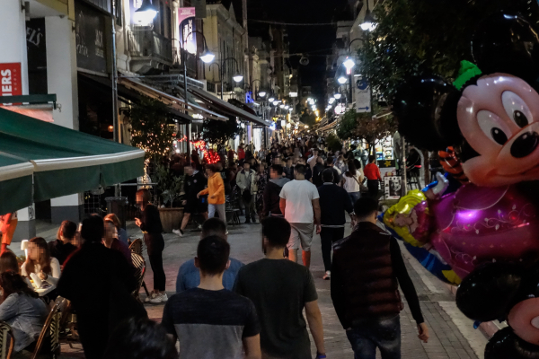 Σαν... κύριοι μπαίνουν οι ανεμβολίαστοι σε καφέ, μπαρ και εστιατόρια: Τα τρικ που χρησιμοποιούν