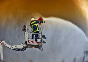 Υπό μερικό έλεγχο η πυρκαγιά σε βιοτεχνία υφασμάτων στο Ρέντη