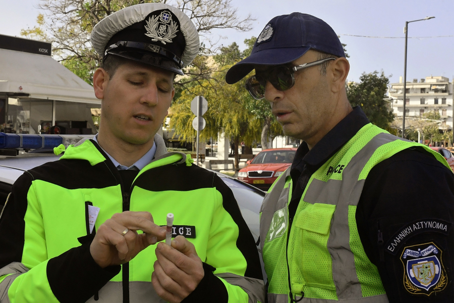 Τροχαία: Συλλήψεις και πρόστιμα για οδήγηση υπό την επήρεια αλκοόλ και παράνομο παρκάρισμα