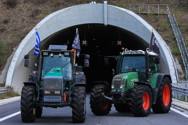 Αποχωρούν σταδιακά τα τρακτέρ από τα μπλόκα: «Δεν εγκαταλείπουμε τον αγώνα» τονίζουν οι αγρότες