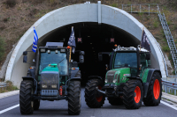 Αποχωρούν σταδιακά τα τρακτέρ από τα μπλόκα: «Δεν εγκαταλείπουμε τον αγώνα» τονίζουν οι αγρότες