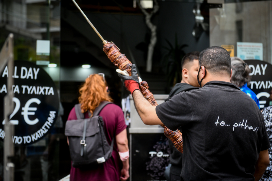 Τα μέτρα στην εστίαση φέτος το Πάσχα για εμβολιασμένους και ανεμβολίαστους