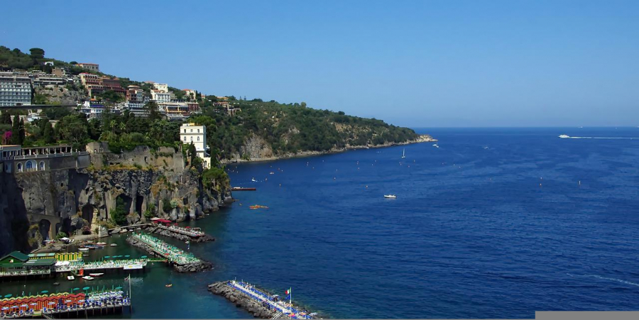 Τουριστικό θέρετρο απαγορεύει την... ελαφριά ενδυμασία: Πρόστιμο έως και 500 ευρώ για όσες κάνουν βόλτα με το μπικίνι τους