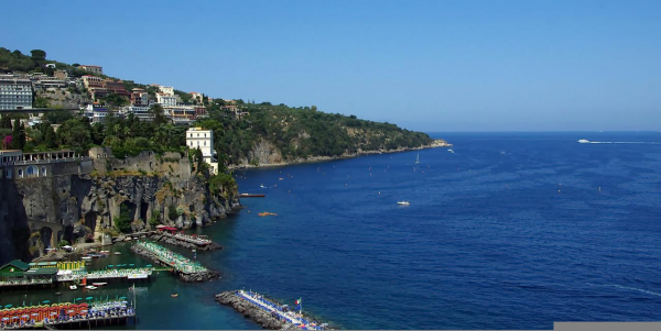 Τουριστικό θέρετρο απαγορεύει την... ελαφριά ενδυμασία: Πρόστιμο έως και 500 ευρώ για όσες κάνουν βόλτα με το μπικίνι τους