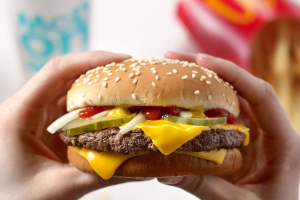 McDonald's: Όσα ξέρουμε για την θανατηφόρα δηλητηρίαση από E.coli