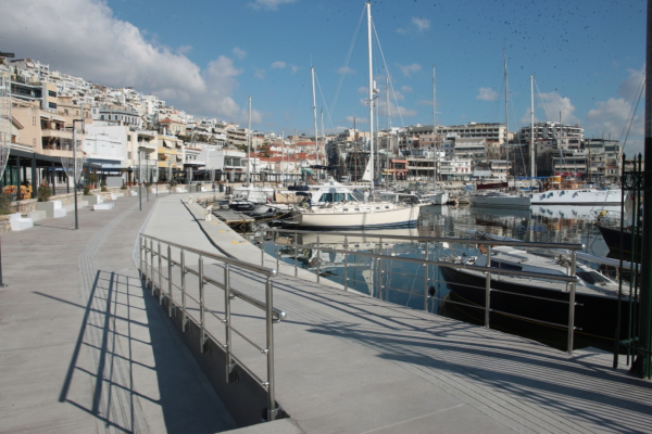 Ράμπα για την πρόσβαση ατόμων με αναπηρία στο παραλιακό μέτωπο του Μικρολίμανου