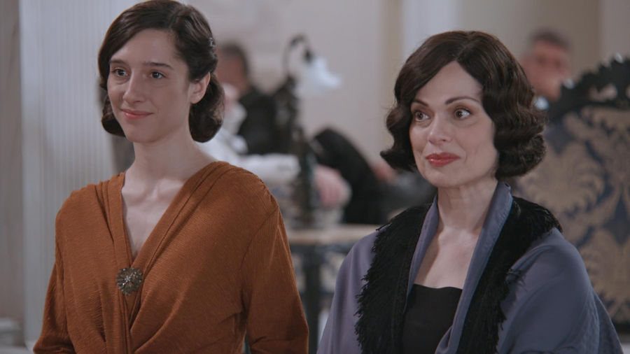 «Grand Hotel»: Αλίκη και Πέτρος είναι σίγουροι πως το πιστοποιητικό θανάτου του πατέρα της είναι πλαστό