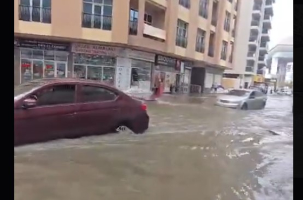 Ισχυρές καταιγίδες πλήττουν το Ντουμπάι: Ποτάμια οι δρόμοι, έκλεισαν πάρκα και παραλίες (Βίντεο)
