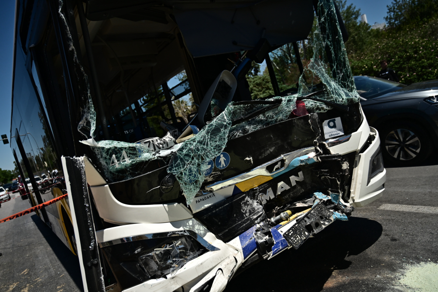 Τροχαίο με λεωφορεία στη Βούλα: Καταγγελία πως η οδηγός εργαζόταν μετά από 16ωρη βάρδια