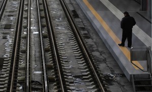 Ηλικιωμένος άντρας αυτοκτόνησε πέφτοντας στις γραμμές του μετρό - Κλειστός ο σταθμός Δάφνη