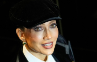 Τζένιφερ Λόπεζ: Στο Μιλάνο με ανδρόγυνο look εμπνευσμένο από Peaky Blinders