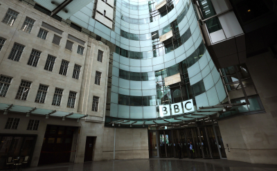 Σκάνδαλο με παρουσιαστή του BBC που παρενοχλούσε ανήλικο: «Φάντασμα εθισμένο στο κρακ, του κατέστρεψε τη ζωή», λέει η μητέρα του