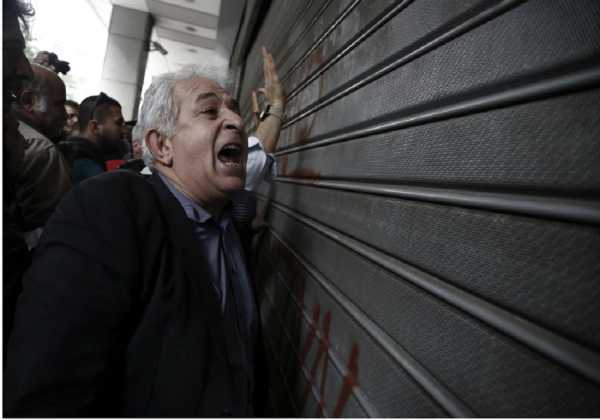 Συγκέντρωση ξενοδοχοϋπαλλήλων έξω από το υπ. Εργασίας για τα εφάπαξ