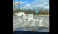 Χανιά: Το είδαμε και αυτό - Μετέφερε στρώμα με πατίνι (Βίντεο)