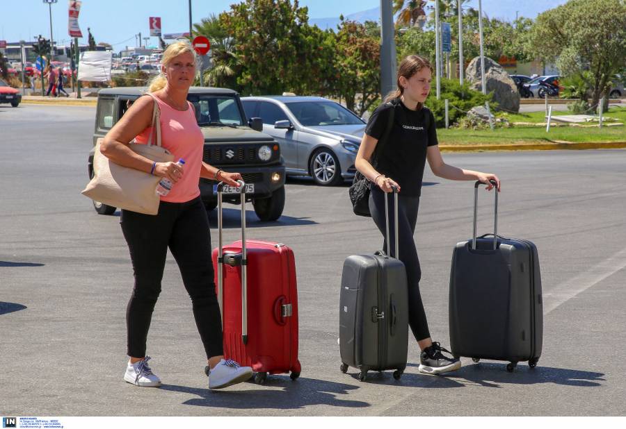 Sun: Η κυβέρνηση Τζόνσον βγάζει εκτός «πράσινης» λίστας τα ελληνικά νησιά