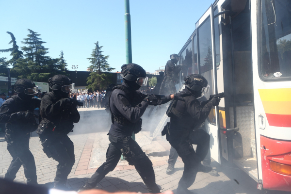 Οι κομάντος της ΕΛΑΣ εντυπωσίασαν στην 86η ΔΕΘ - Λεωφορειοπειρατεία και καταρρίχηση από τον πύργο ΟΤΕ (εικόνες, βίντεο)