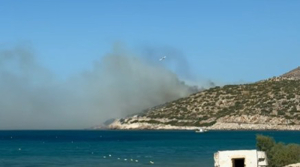 Φωτιά τώρα στην Κερατέα στην παραλία Χάρακας - Ήχησε 112