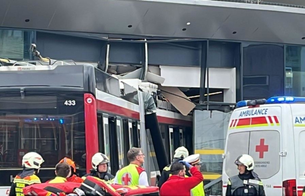 Αυστρία: Λεωφορείο «καρφώθηκε» σε σούπερ μάρκετ - Ένας νεκρός