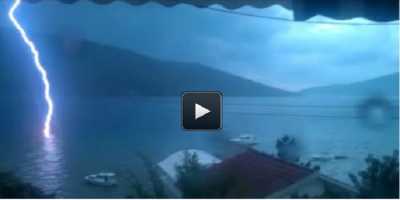 Δείτε τι γίνεται όταν κεραυνός πέφτει στη θάλασσα!