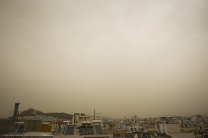 Καιρός: Αφρικανική σκόνη θα «πνίξει» τη χώρα αύριο, Μεγάλη Τετάρτη - Πού θα κυμανθεί η θερμοκρασία