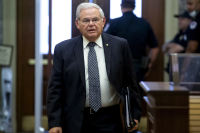 Αποχωρεί από την προεδρία της Επιτροπής Εξωτερικών Υποθέσεων ο Μενέντεζ μετά το σκάνδαλο