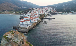Το ελληνικό νησί που «ανθίζει» την άνοιξη