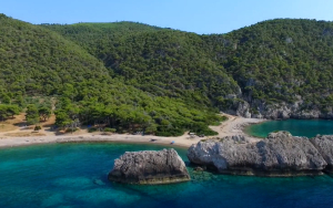 Οι top παραλίες της Κορινθίας δίπλα στην Αθήνα που θυμίζουν νησί
