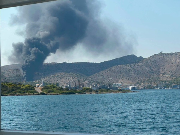 Φωτιά τώρα κοντά στον ναύσταθμο Σαλαμίνας, ήχησε «112»: Καλύτερη η εικόνα στο Λαύριο