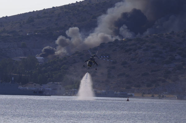 Φωτιά στον ναύσταθμο Σαλαμίνας, ήχησε «112»: Μεγάλο μέτωπο στη Βοιωτία