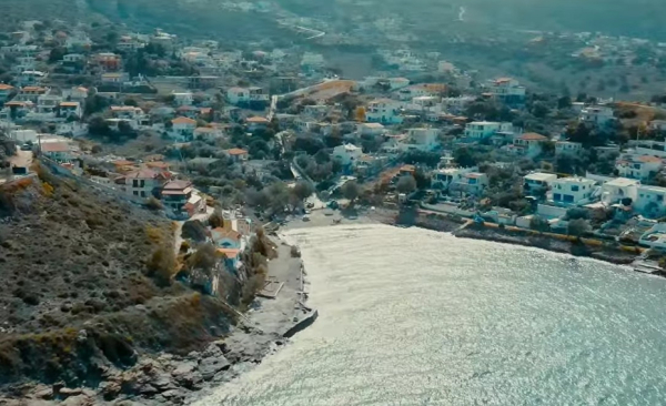 Η ήσυχη παραλία της Αττικής για να απολαμβάνετε τα μπάνια σας όλο τον Αύγουστο