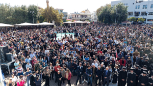 Χίος: «Όχι» στο τετράμηνο λουκέτο του αεροδρομίου - Μεγάλη συγκέντρωση διαμαρτυρίας στην πλατεία Βουνακίου (Εικόνες)