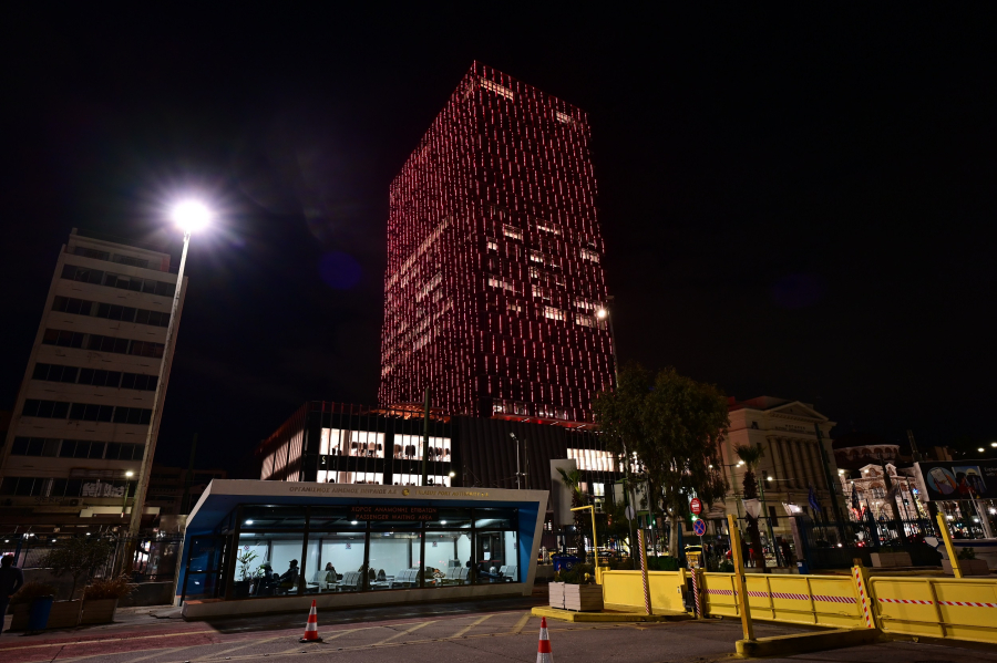 Τα Χριστούγεννα έφτασαν στον Πύργο Πειραιά - Την Τετάρτη η φωταγώγηση του δέντρου