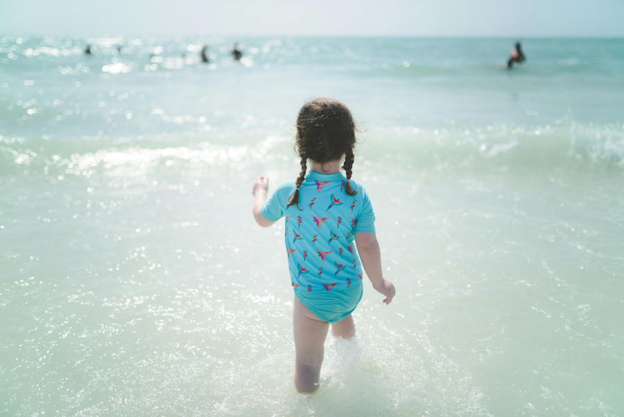 Ποιο χρώμα μαγιό δεν πρέπει ποτέ να φορούν τα παιδιά στην παραλία