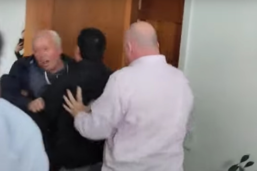 Επίθεση Μπέου σε δημοτικό σύμβουλο - Άμεσα πειθαρχικά μέσα ζητά ο ΣΥΡΙΖΑ (Βίντεο)