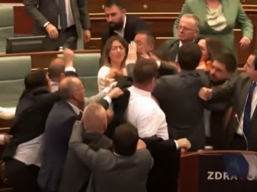 Κόσοβο: Σε «ring» μετατράπηκε το κοινοβούλιο, βουλευτές πιάστηκαν στα χέρια