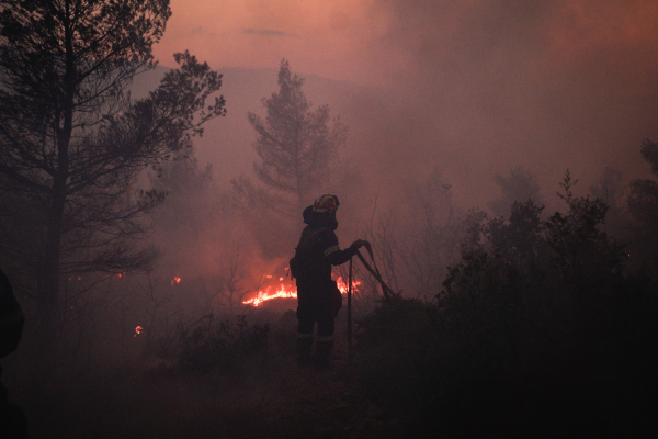 Κρανίου τόπος ο Φενεός: Στάχτη πάνω από 12.000 στρέμματα, κάηκαν 25 κατοικίες - Μάχη με τις αναζωπυρώσεις