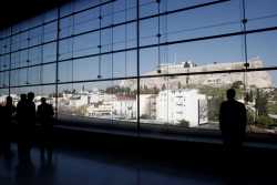Ο υπουργός Πολιτισμού υποδέχτηκε περίπου 100 πρόσφυγες στην Ακρόπολη