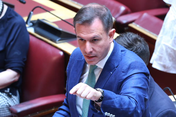 Γιατί αξίζει το... χρυσό βατόμουρο ο Παναγιώτης Δουδωνής