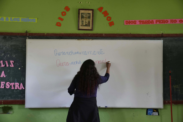 Τέλος το μακιγιάζ και τα βαμμένα νύχια ή μαλλιά στα σχολεία του Περού - Επαναφορά του βαθμού διαγωγής