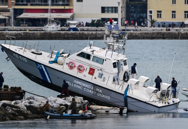 Βόλος: Σκάφος του Λιμενικού προσέκρουσε σε βράχια (εικόνες)