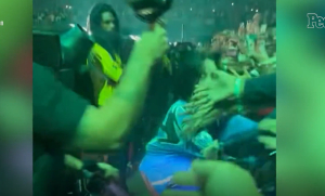 Billie Eilish: Θαυμαστής την άρπαξε κατά τη διάρκεια συναυλίας (Βίντεο)